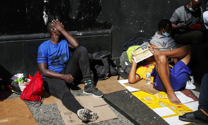 Migrantes permanecen sentados a las afueras de un hotel de Nueva York, el 1 de agosto de 2023.