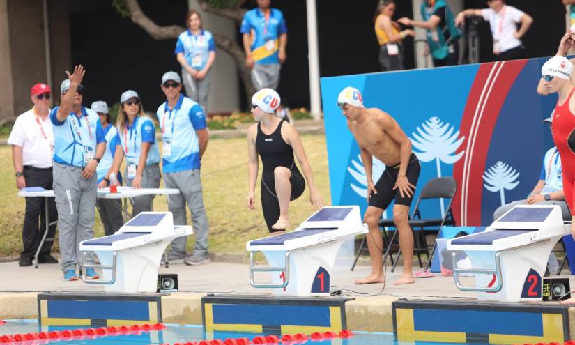 María Sol Naranjo y Andrés Torres en la prueba de natación dentro del pentatlón en modalidad de relevos mixtos.