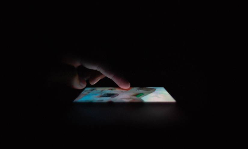 Imagen referencial de un menor con un teléfono. Imagen referencial de un menor con un teléfono.