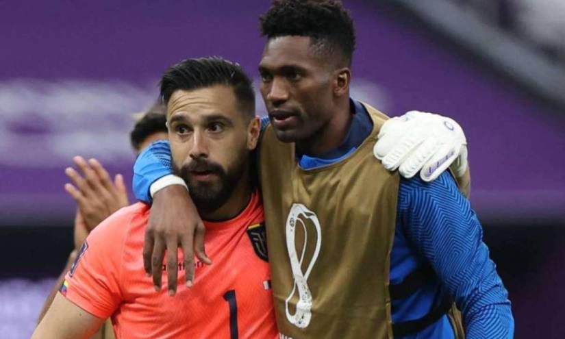Hernán Galíndez y Alexander Domínguez en un partido en el Mundial de Qatar 2022