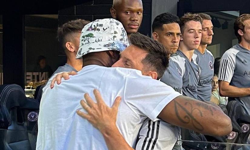LeBron James le dio un abrazo a Lionel Messi antes de su debut en el Inter de Miami.