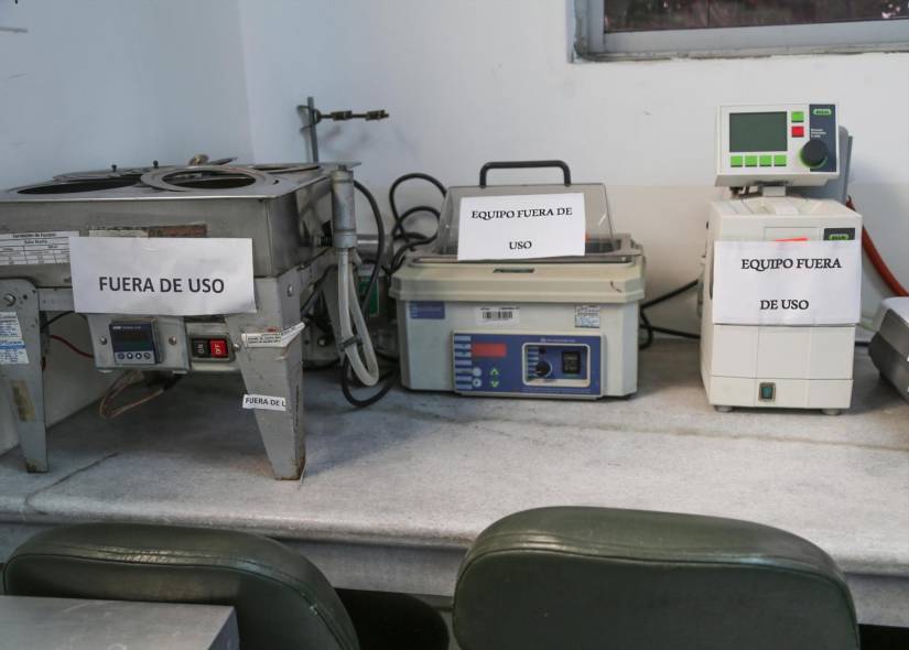 Varios equipos de Arcsa están fuera de uso en sus laboratorios por falta de recursos.
