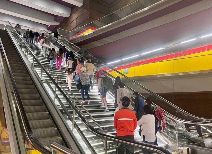 En cada una de las estaciones hay escaleras eléctricas para los pasajeros.