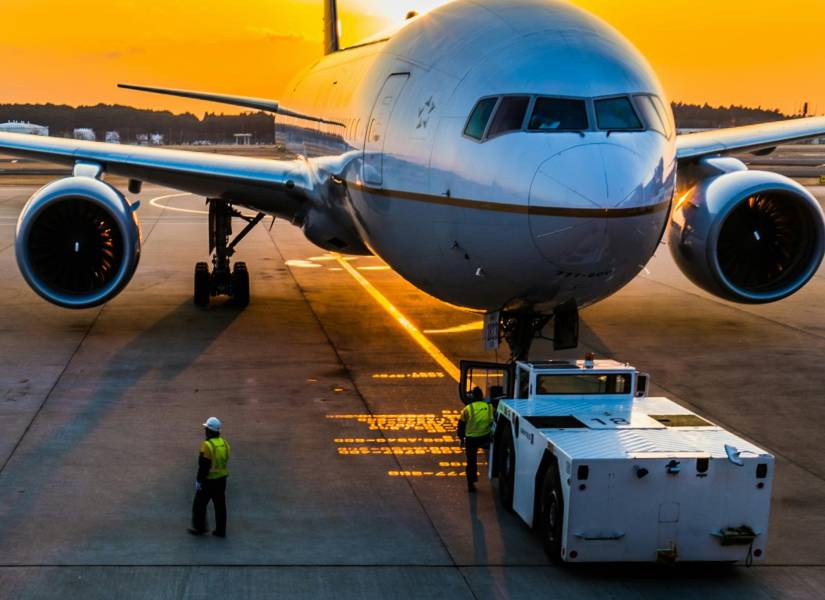 Imagen referencial de trabajadores colocando carga en un avión, en las instalaciones de un aeropuerto.