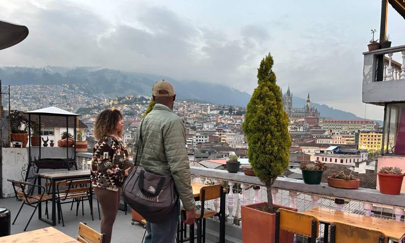 Dos personas en una de las terrazas del restaurante Sereno Moreno.