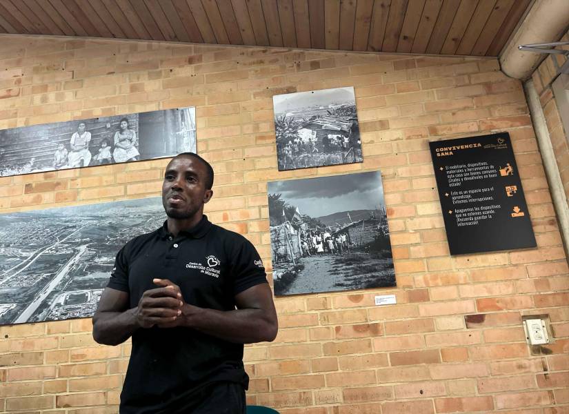 Jefferson, profesor en el centro cultural en Moravia, ubicado al norte de Medellín. Jefferson, profesor en el centro cultural en Moravia, ubicado al norte de Medellín.