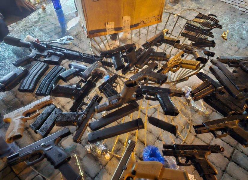 Imagen de algunas de las armas encontradas en Vía a la Costa.