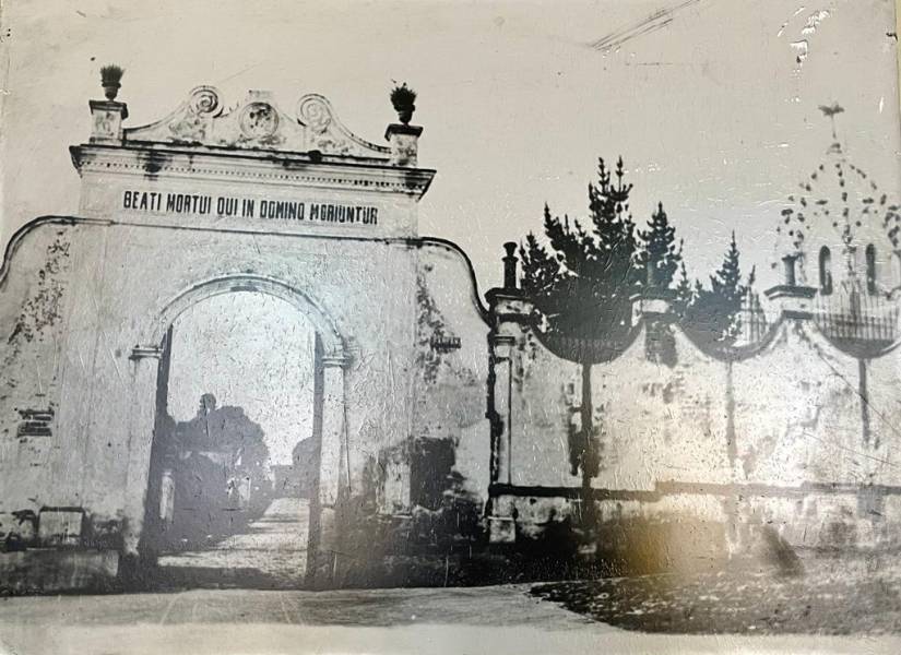 Fachada antigua del cementerio de San Diego en el Centro Histórico.