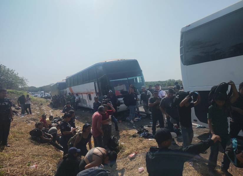 Decenas de migrantes que viajaban en buses fueron abandonados.