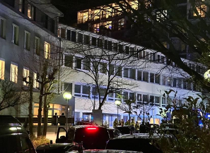 Policías rodeando el hospital Luisenhospital Aachen.