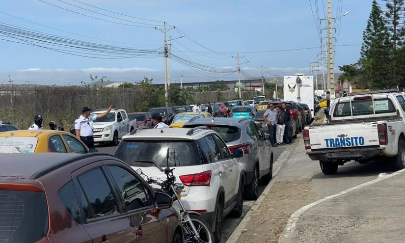 Así se encuentra el tráfico vehicular en la vía a San Juan.