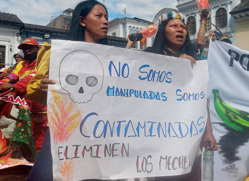 Miembros de un colectivo indígena protestaron este martes 12 de marzo en Quito para que se apaguen más de 400 mecheros contaminantes en la Amazonía.