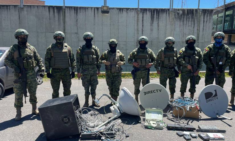 Imagen de militares quitando elementos usados para la conexión de Internet dentro de la cárcel de Turi.