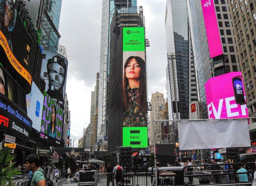 Paola Navarrete en las pantallas del Times Square
