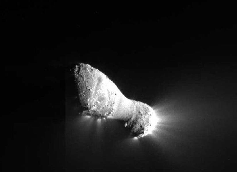 El cometa Hrtley tiene forma de cacahuate y deja un halo verdoso a su paso.
