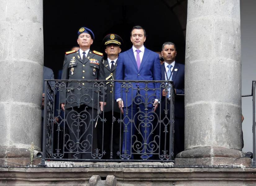 El presidente Daniel Noboa junto a escolta militar en el Palacio de Carondelet.