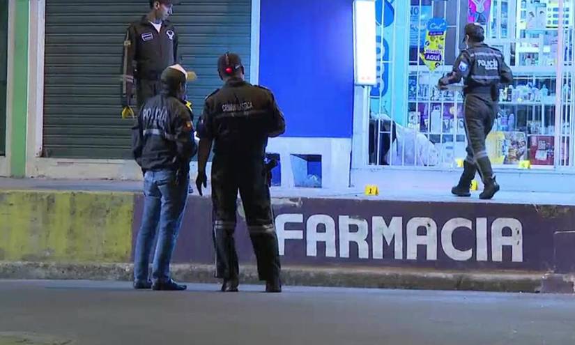 Imagen de una escena del crimen afuera de una farmacia, en el norte de Guayaquil.