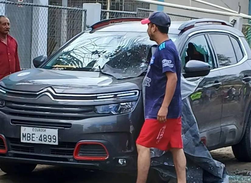 El hombre conducía un carro por la ciudadela Municipal. El hombre conducía un carro por la ciudadela Municipal.