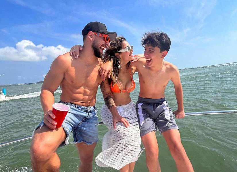 Imagen publicada en el Instagram de Alejandra Jaramillo. En ella posa junto a su hijo Sebastián.