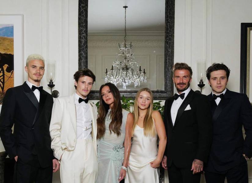 Victoria Beckham junto a su esposo e hijos por su cumpleaños número 50