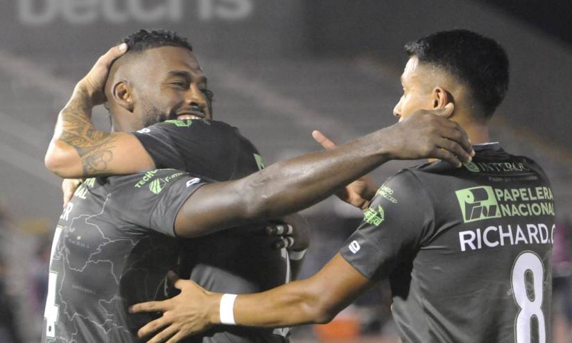 Richard Calderón (d) festeja junto a José Miguel Andrade (c) y Gabriel Achilier un gol de Orense SC sobre Guayaquil City, en el 2022.