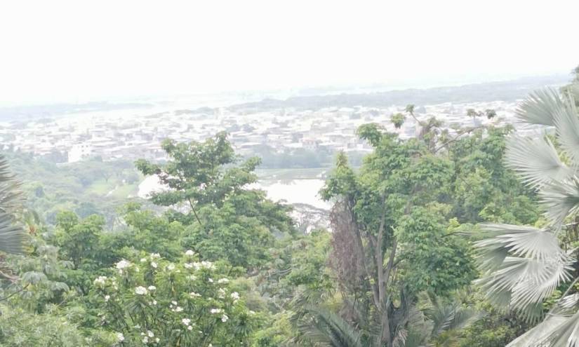 Vista panorámica de Guayaquil desde el mirador del Jardín Botánico.