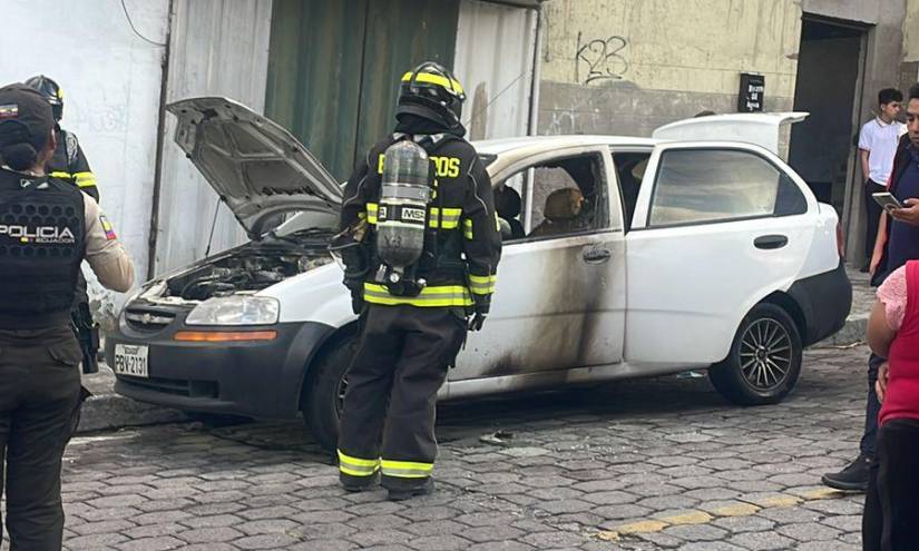 Un vehículo incendiado se reportó en la Mena de Hierro, norte de Quito.