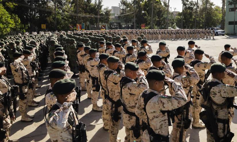 Miembros del Ejército de México saludan en el batallón de Tijuana.