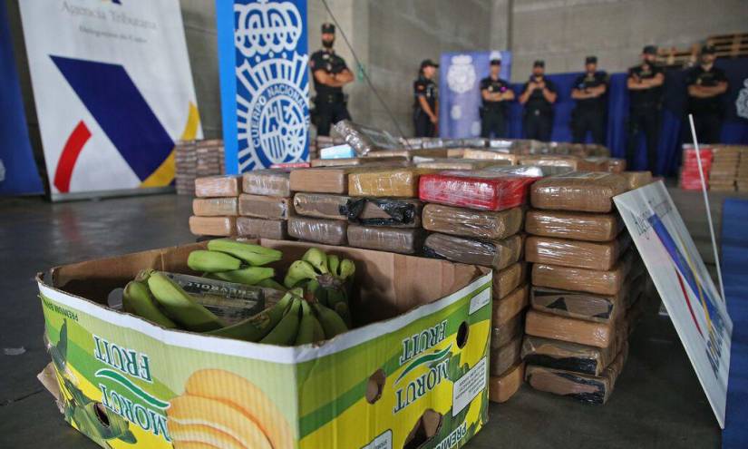 Imagen de los paquetes de cocaína junto al banano, incautados en Algeciras, España, el 25 de agosto.