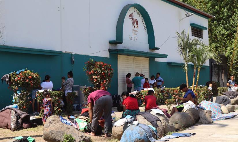 Migrantes de diversas nacionalidades permanecen en un parque público en la ciudad de Tapachula, Chiapas (México).