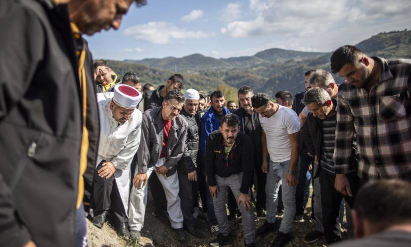Al menos 41 muertos tras explosión en una mina de Turquía