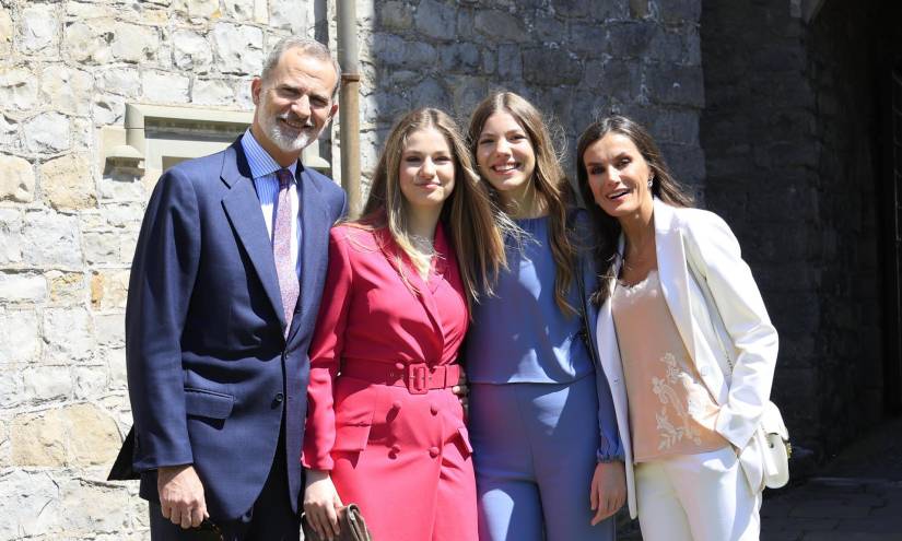 GALES (REINO UNIDO), 20/05/2023.- Los Reyes Felipe y Letizia posan junto a sus hijas la princesa Leonor y la infanta Sofía, momentos antes de asistir al acto de graduación de la Princesa de Asturias.