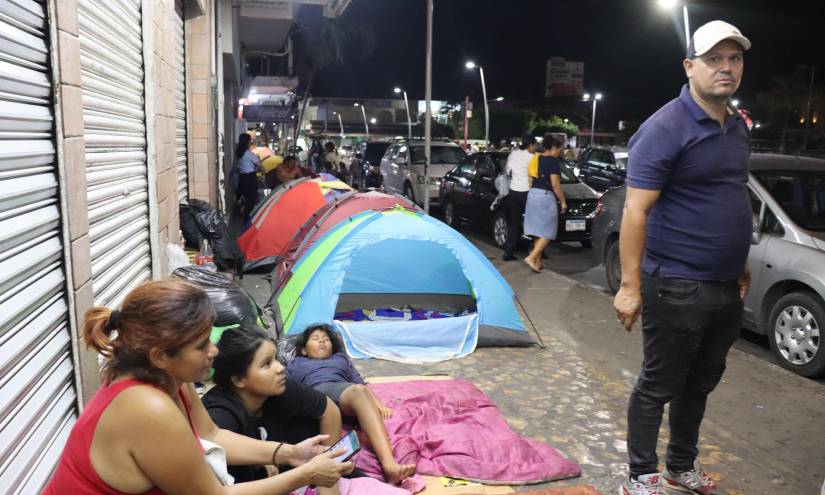 Migrantes ecuatorianos esperan solucionar su situación en Tapachula y avanzar hacia Estados Unidos.