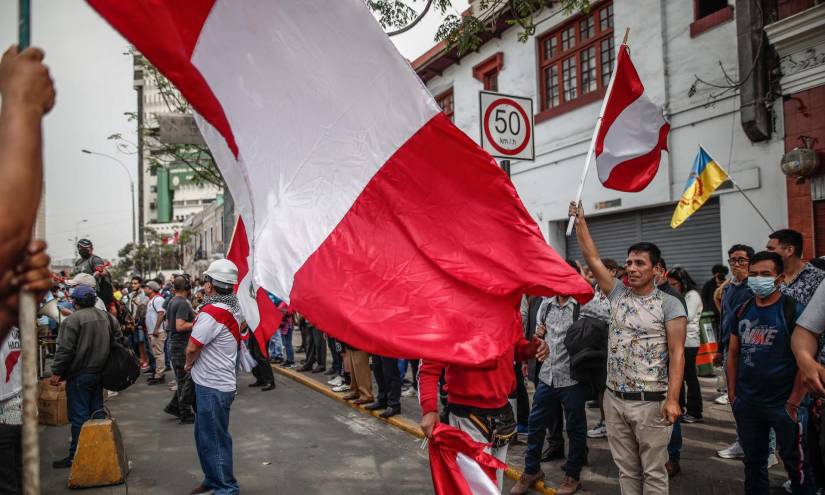 Un grupo de manifestante en las afueras de la Prefectura peruana.