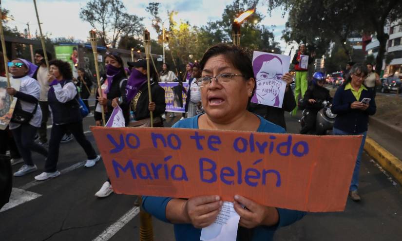 Activistas, grupos feministas y de derechos humanos participan en una marcha de luz hoy, en Quito.