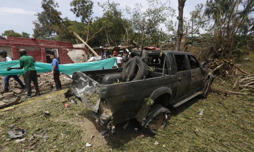 Los escombros de alrededor de la estación policial tras ser atacada con un coche bomba, en Cauca, Colombia