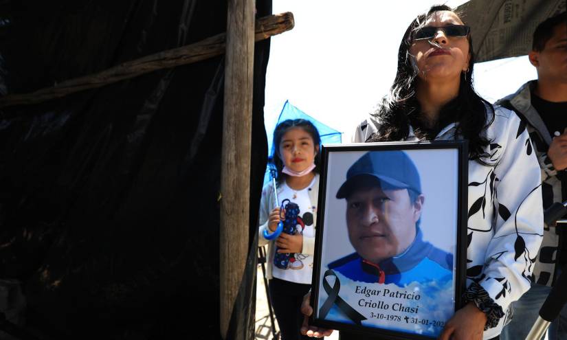 Familiares de Edgar Criollo, fallecido en la emergencia, muestran una fotografía.