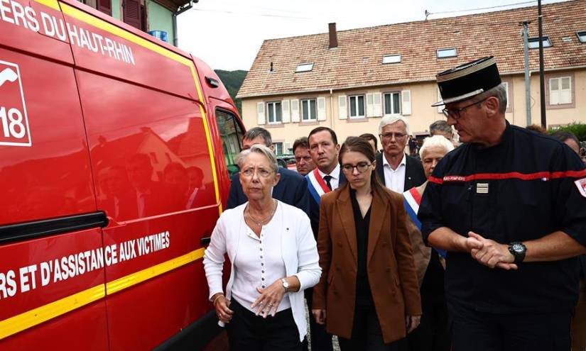 La primera ministra francesa, Elisabeth Borne habla con el jefe de los bomberos.