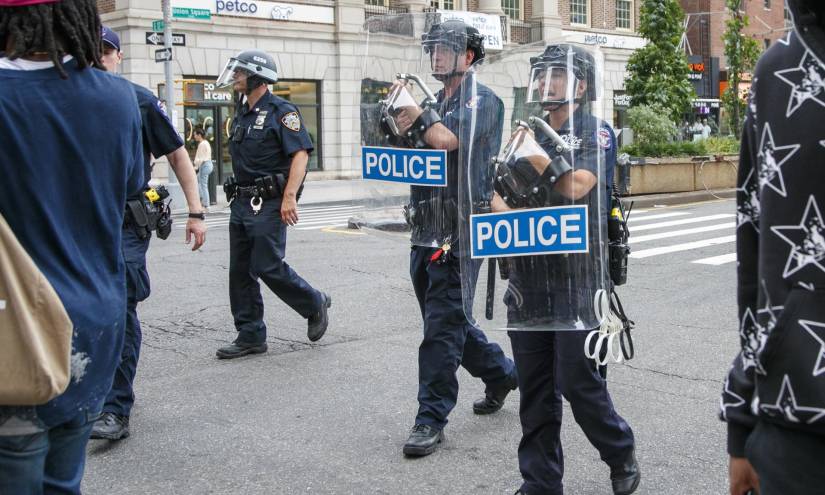 Vista de policías atendiendo el desorden causado por Kai Cenat, un streamer de Twitch y YouTube, que prometió regalar consolas de videojuegos, el 4 de agosto de 2023, en Nueva York.