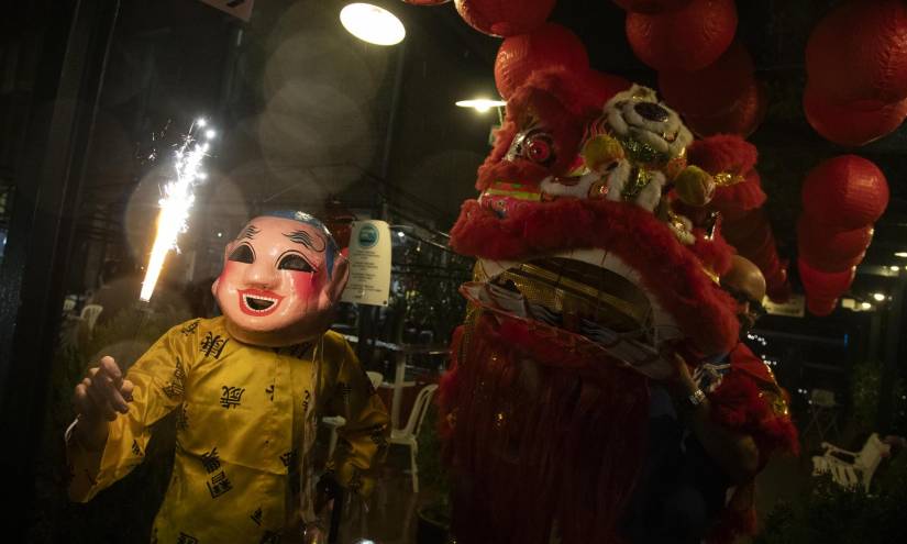 Esta medianoche se celebra el año nuevo chino, el año del Dragón, una noche que se ha celebrado con actuaciones tradicionales para dar la bienvenida al nuevo año lunar.