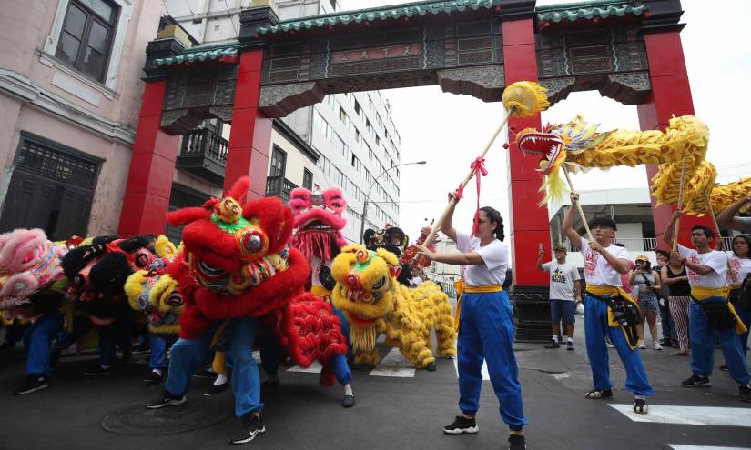 Fotografía de un desfile tradicional para celebrar la llegada del nuevo año del Dragón hoy, en el Barrio Chino de Lima, Perú.