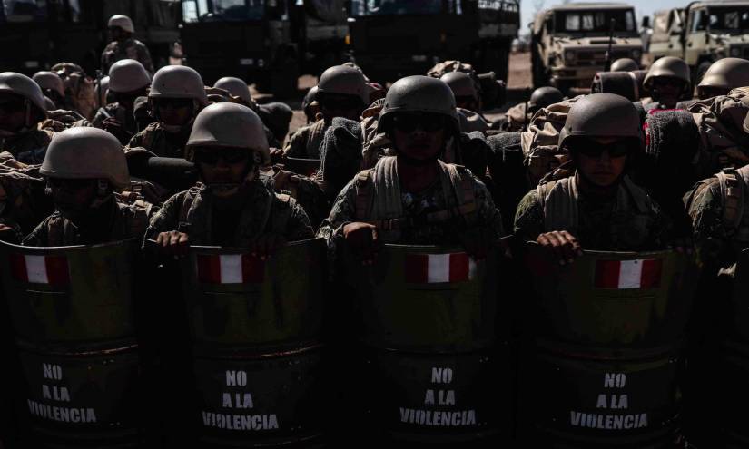 Militares peruanos permanecen en la zona del control fronterizo, en Santa Rosa.