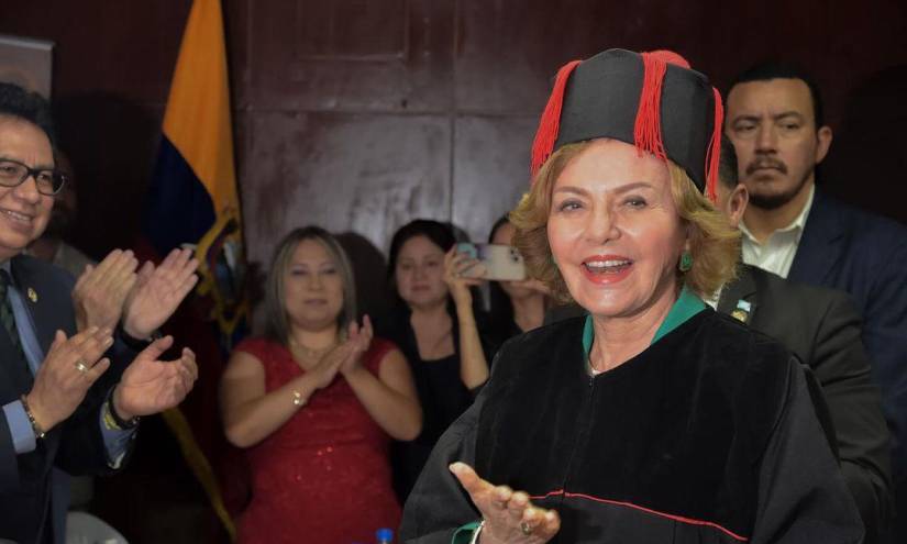 Isabel Noboa, presidenta del consorcio Nobis, recibió condecoración honoris causa.
