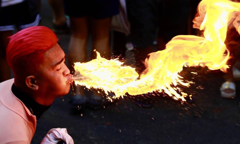 Un artista filipino participa en las celebraciones del Año Nuevo Chino 2024.