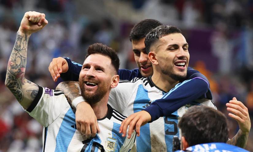 Lionel Messi y sus compañeros de Argentina celebran ante Países Bajos.