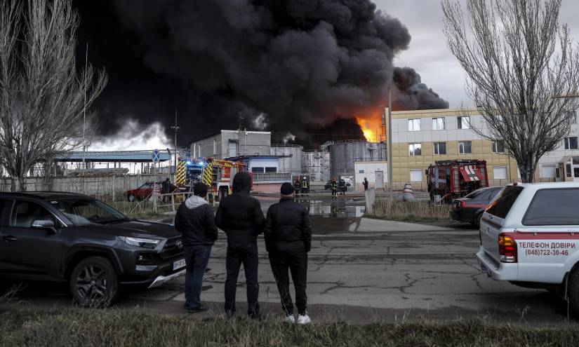 Tres columnas de humo se elevan en lugar donde se encuentra una refinería de petroleo en la ciudad ucrania de Odesa.