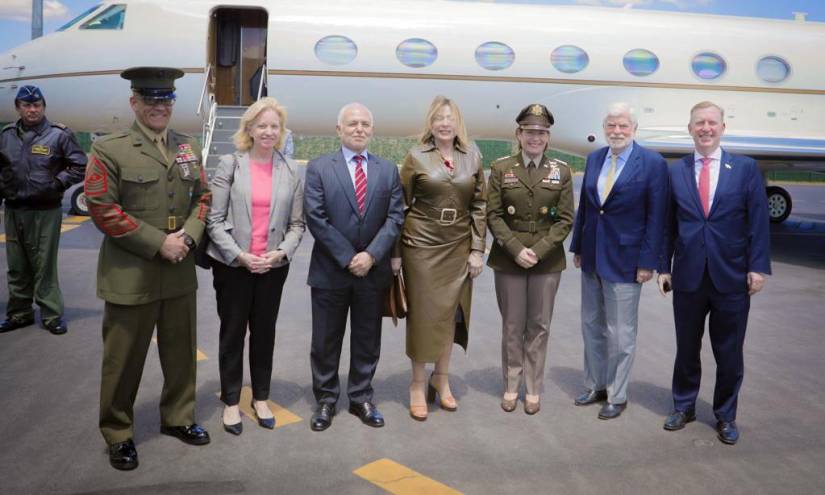 Imagen de la delegación de altos funcionarios de Estados Unidos en Ecuador, este 22 de enero de 2024.
