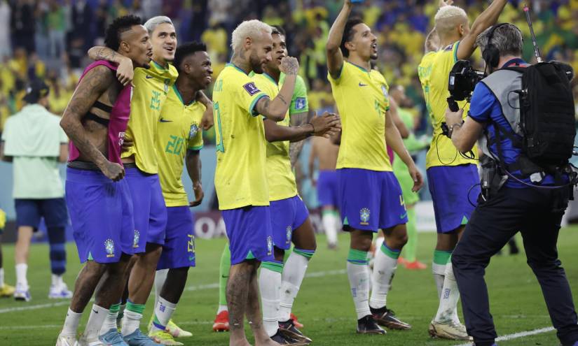 Jugadores de Brasil celebran al final de un partido de los octavos de final del Mundial de Fútbol Qatar 2022.