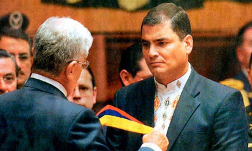 Alfredo Palacio con la banda presidencial en sus manos y Rafael Correa.