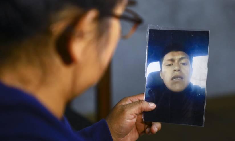La madre de Andrés Márquez, nombre masculino con el que se identificaba Yolanda Topón, sostiene una foto el 28 de septiembre de 2022, en Cuenca.